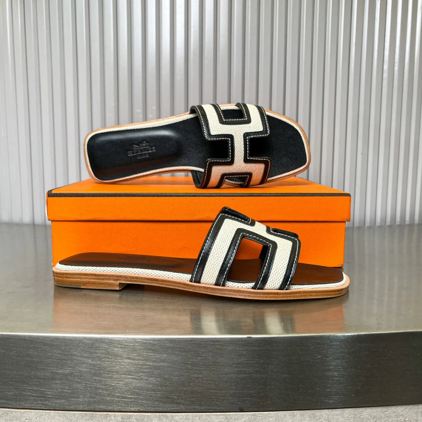 👟👟Ex-factory price 480👟👟 New style in early spring, splicing technology, new revision (Hermès), upgraded packaging, upgraded version and workmanship materials. Hermes®🔴The highest version of handmade shoes on the market ✨✨ Top product Hermès slippers🐎 —————————— The new model in early spring is the same as the original version, handmade by masters! ❥High-end customization, exclusive products, the highest version in the industry⚠❥Using: Hermers upper: Italian imported cowhide + original custom-grade Australian sheepskin feet + genuine leather outsole (pursuing top walking comfort) ✨~~〰〰〰〰❥ Packaging: ✔🚦Pay attention to the packaging➰Top-level exclusive box 〰The original top quality is on sale━━━━Hermes━━━━━ size: 35-40 (34.41.42 custom-made, non-refundable)